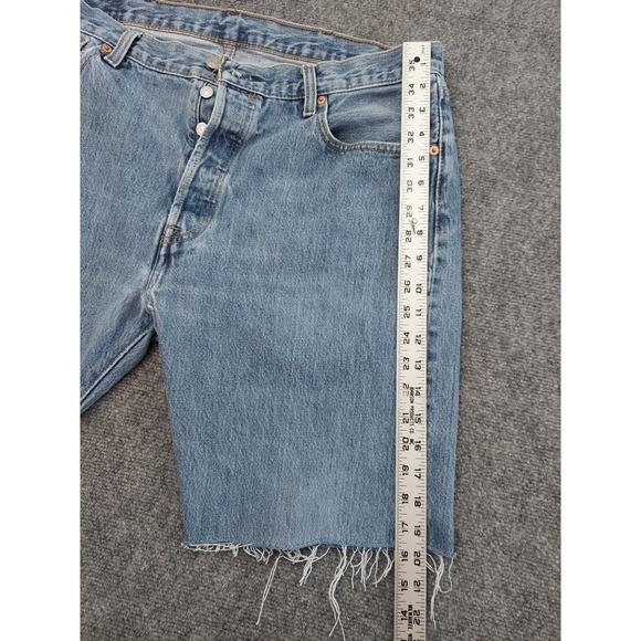 Levis 501 Shorts Mens 38x9 Blue Cut Off Medium Wash Fray Hem Jorts Button Fly - Picture 4 of 14